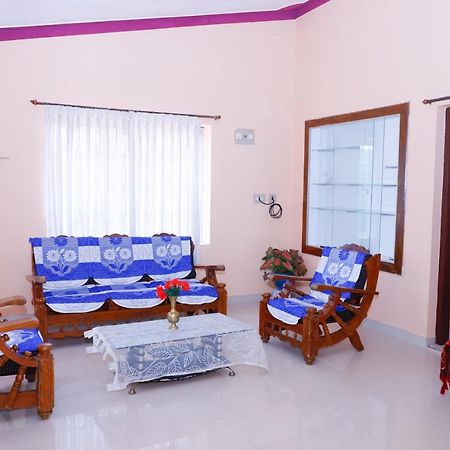 Giri'S Homestay มาดิเครี ภายนอก รูปภาพ