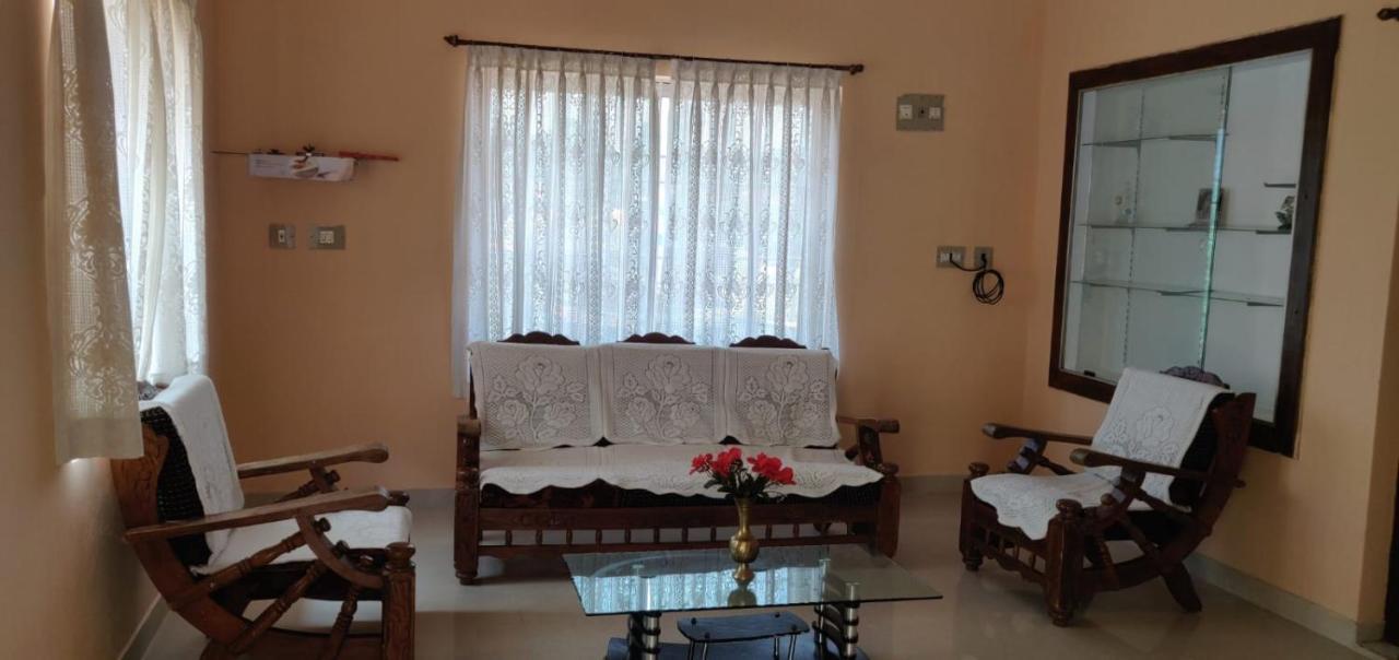 Giri'S Homestay มาดิเครี ภายนอก รูปภาพ