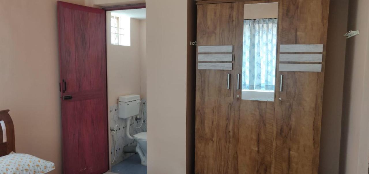 Giri'S Homestay มาดิเครี ภายนอก รูปภาพ