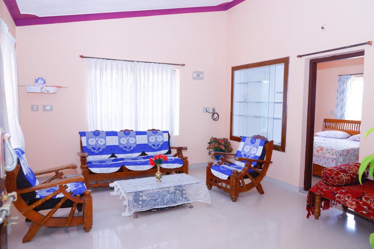 Giri'S Homestay มาดิเครี ภายนอก รูปภาพ