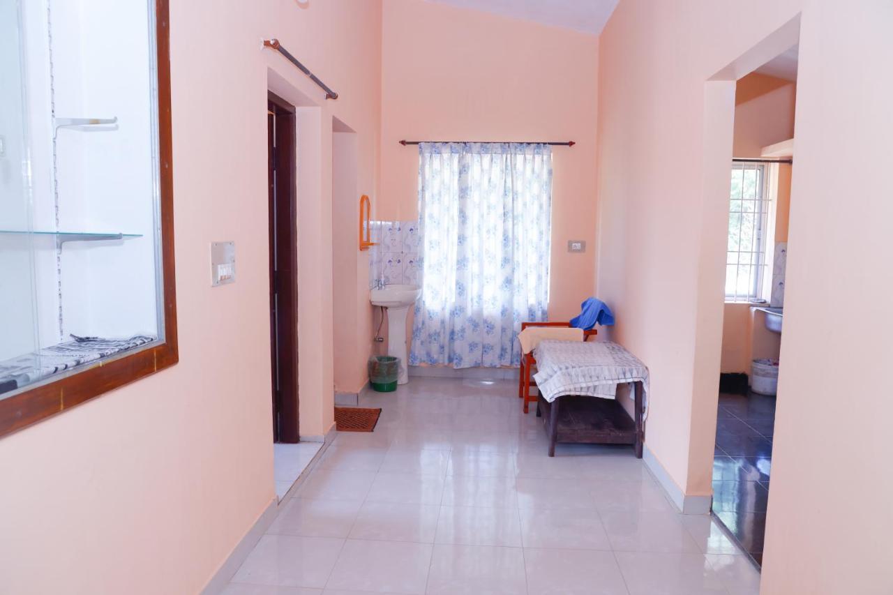 Giri'S Homestay มาดิเครี ภายนอก รูปภาพ
