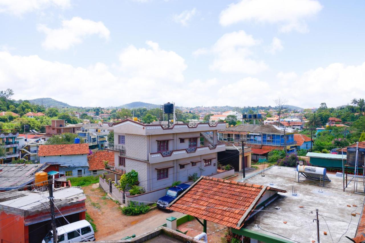 Giri'S Homestay มาดิเครี ภายนอก รูปภาพ